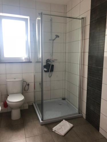 La salle de bains est pourvue d'une douche et de toilettes. dans l'établissement Agroturystyka Omelia, à Człuchów