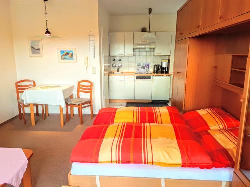 バート・ヴィルドゥンゲンにあるHaus Royalのベッドルーム1室(カラフルな毛布付きのベッド1台付)