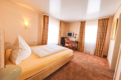 Una cama o camas en una habitación de Hotel Löwen