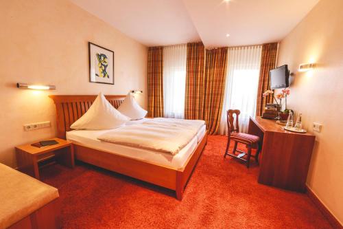 En eller flere senge i et værelse på Hotel Löwen
