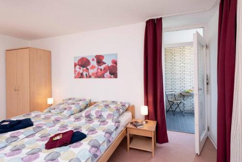 a bedroom with a bed and a table in it at Talblick Appartement in traumhafter Lage! in Ober-Hambach