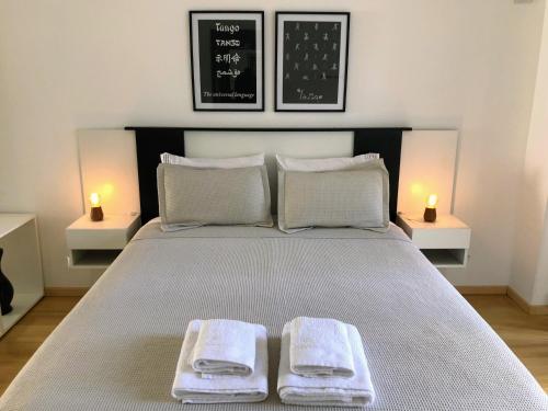 1 dormitorio con 1 cama con 2 toallas en Petite Maison en Buenos Aires