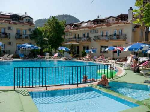Bazén v ubytování Metin Hotel nebo v jeho okolí