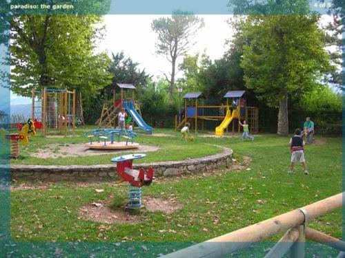 un grupo de niños jugando en un parque infantil en Villa delle Rose - Hotel Paradiso en Amandola