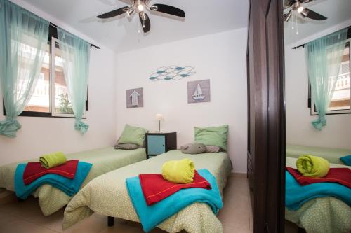 1 dormitorio con 2 camas y toallas. en Turismo y Relax, en Moncófar