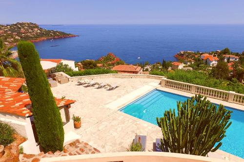 une piscine avec vue sur l'océan dans l'établissement Villa Le Trayas Supérieur, à Espéro-Pax