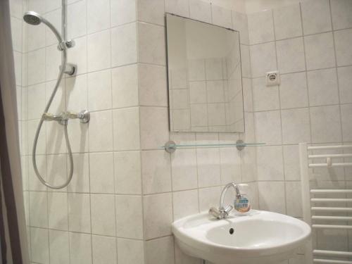 y baño con lavabo y ducha con espejo. en Freiraum Hostel Kreuzberg, en Berlín