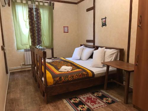 Ein Bett oder Betten in einem Zimmer der Unterkunft Machanents Guest House