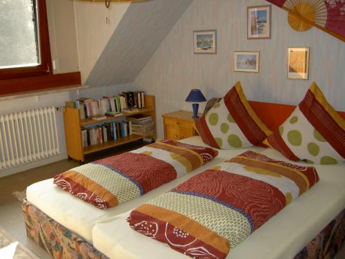 ein Schlafzimmer mit einem Bett mit Kissen darauf in der Unterkunft Im Baumhaus in Roth