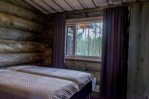 a bedroom with a bed and a window at Villa Konttaisenranta in Ruka