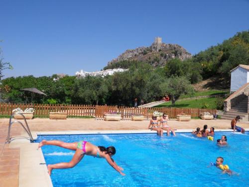 um grupo de pessoas numa piscina em Villa Marisa em Zahara de la Sierra