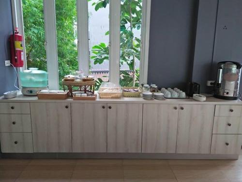 Een keuken of kitchenette bij Aonang Village Resort