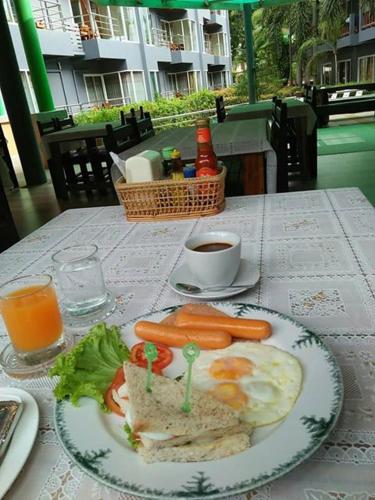 een bord met een broodje en groenten op een tafel bij Aonang Village Resort in Ao Nang Beach