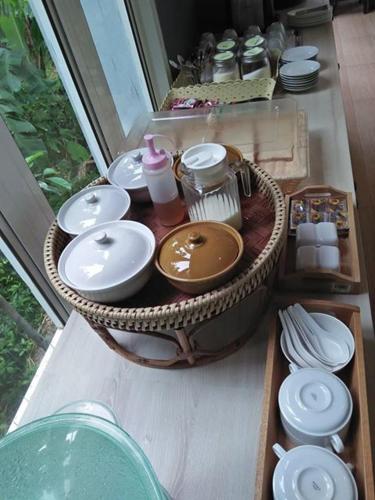 een tafel met een wastafel en borden op een tafel bij Aonang Village Resort in Ao Nang Beach