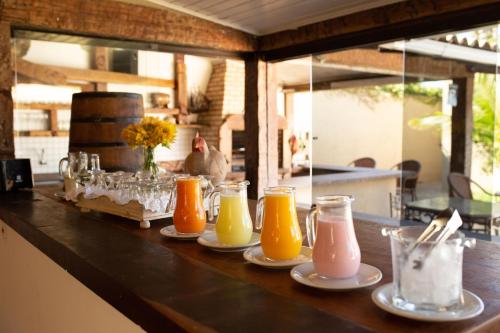 una tabella ricoperta con diversi tipi di succhi di Pousada Casa do Catavento a Búzios