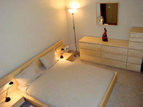a bedroom with a bed and a dresser and a mirror at Appartamento a pochi passi dal mare con Wi-Fi Gratuito in Santa Caterina dello Ionio