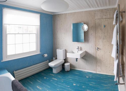 ブライトン＆ホーブにあるLovely 4 bed house 200m from the beachの青いバスルーム(トイレ、シンク付)