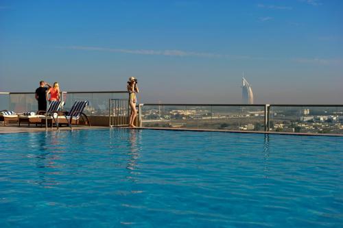 Bazén v ubytování Two Seasons Hotel & Apartments nebo v jeho okolí