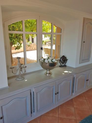 - une cuisine avec un bol sur un comptoir avec des fenêtres dans l'établissement Villa Le Trayas Supérieur, à Espéro-Pax