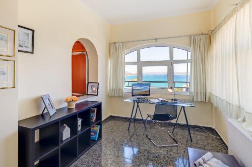 una oficina con escritorio y ventana en Villa Vamagia BY APOKORONAS-VILLAS, en Plaka