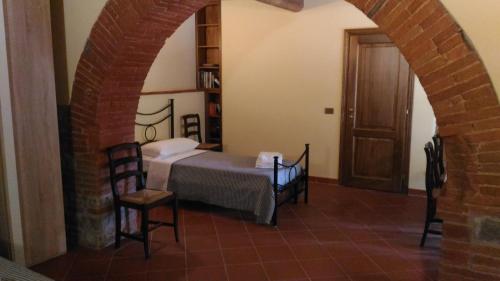 Un pat sau paturi într-o cameră la Il Tasso