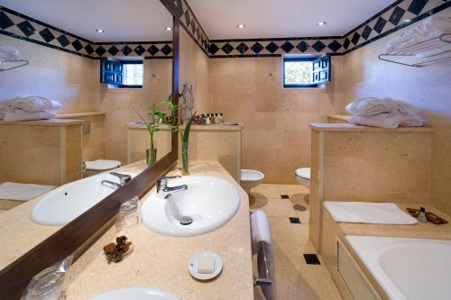 A bathroom at Parador de Jarandilla de la Vera