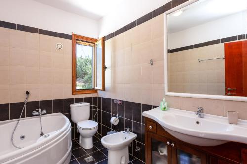 A bathroom at Villa Ypsilon