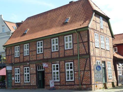 un edificio de ladrillo marrón con techo rojo en Ferienwohnung Liebesgrund, en Lüneburg