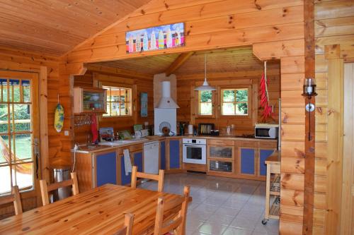 - une cuisine dans une cabane en rondins avec une table dans l'établissement 
