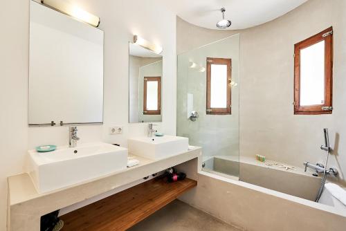 Koupelna v ubytování Villa Can Kiva