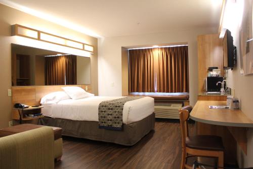 Posteľ alebo postele v izbe v ubytovaní York Microtel Inn & Suites by Wyndham
