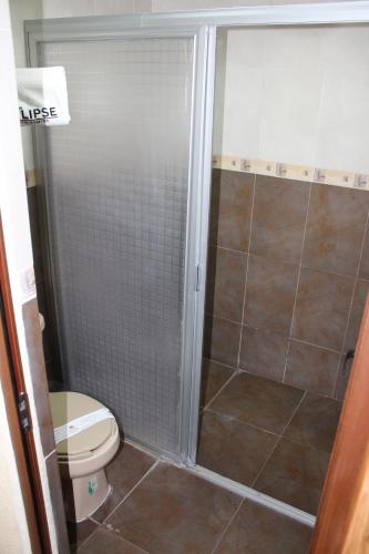 a bathroom with a shower and a toilet at Motel Septimo Eclipse in Acolman de Netzahualcóyotl