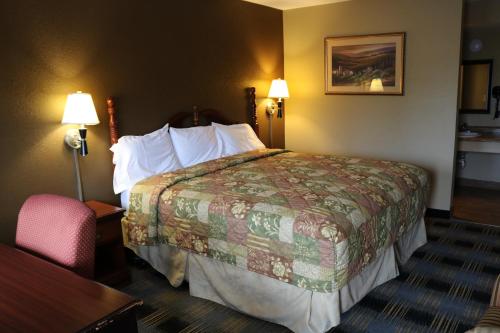 Ένα ή περισσότερα κρεβάτια σε δωμάτιο στο Battlefield Inn Springfield