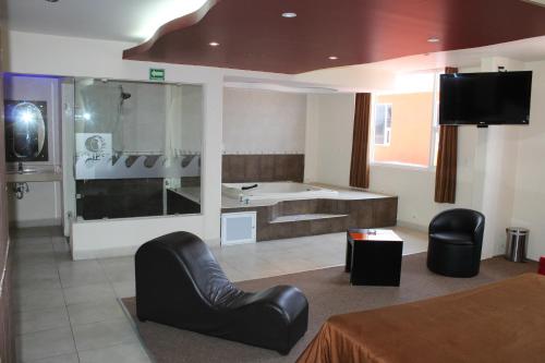 a large bathroom with a tub and a sink at Motel Septimo Eclipse in Acolman de Netzahualcóyotl