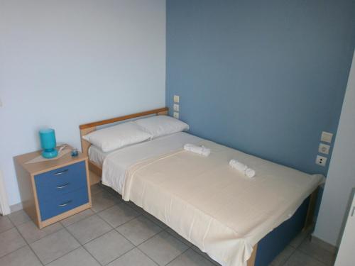 a bedroom with two beds and a nightstand with a bed sidx sidx sidx sidx at Beach Front House With View in Marathos