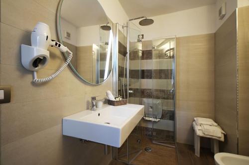 y baño con lavabo blanco y espejo. en Asseu en Sestri Levante