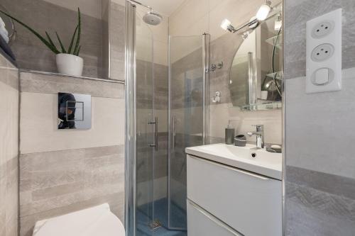 La salle de bains est pourvue d'une douche, de toilettes et d'un lavabo. dans l'établissement Beautiful studio near sea (free parking), à Roquebrune-Cap-Martin