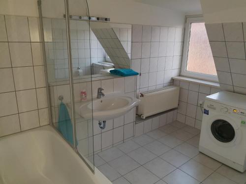 ニュルンベルクにあるCentr Apartments Nürnbergのバスルーム(シンク、洗濯機付)