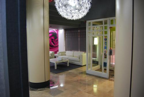 un soggiorno con divano e lampadario pendente di Hotel Rio Arga a Saragozza