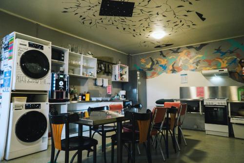 Una cocina o zona de cocina en The Freezer Hostel & Culture Center
