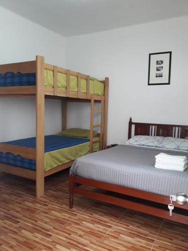 Двухъярусная кровать или двухъярусные кровати в номере Cozy and Comfortable Home in MIRAFLORES
