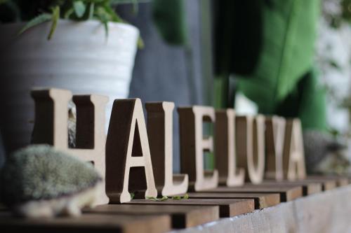a wooden sign that says alabama sitting on a table at 晴家(HALELUYA) Guest House in Fujikawaguchiko