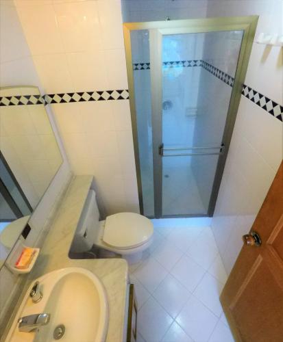 a bathroom with a shower and a toilet and a sink at Edificio El Peñon del Rodadero Apartamento Playa Rodadero in Santa Marta