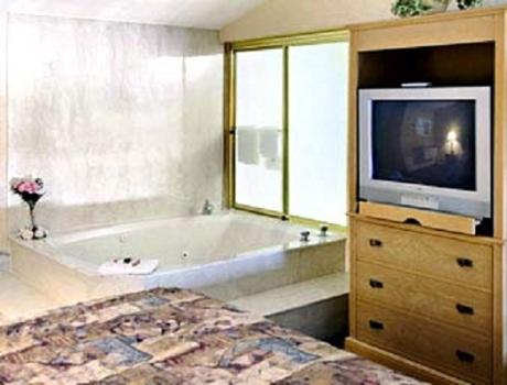 En TV eller et underholdningssystem på La Casa Inn and Suites