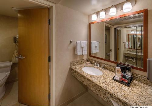 y baño con lavabo, espejo y aseo. en Best Western Plus Silverdale Beach Hotel en Silverdale
