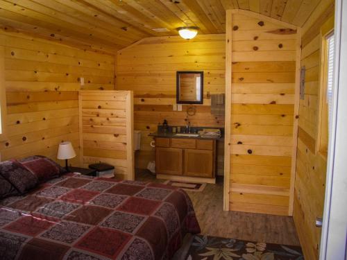 Säng eller sängar i ett rum på Zion’s Cozy Cabin's