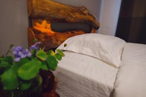 Letto o letti in una camera di Nirvana Organic Farm Inn