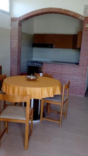 サンタ・マリア・デル・フォカッロにあるCasa Angeloのキッチン(テーブル、椅子、コンロ付)
