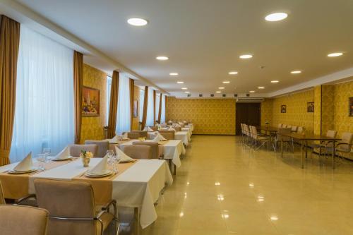 Restorāns vai citas vietas, kur ieturēt maltīti, naktsmītnē Baku Hotel