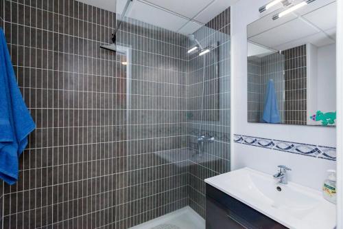 ロス・クリスティアーノスにあるPopular Complexのバスルーム(シャワー、シンク、鏡付)